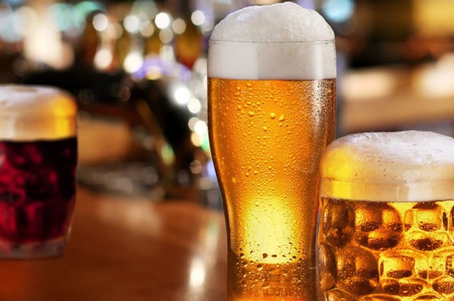 Можно ли употреблять алкоголь при гипертонии: пиво повышает или понижает давление
