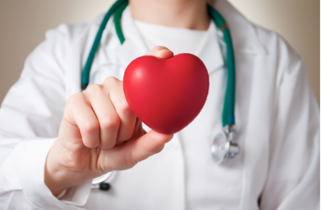 Резкая, жгучая боль в области сердца: причины, симптомы, что делать
