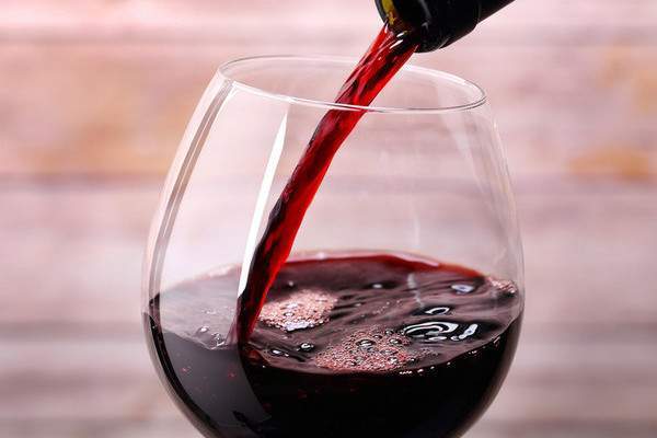 Красное и белое сухое вино повышает или понижает давление?