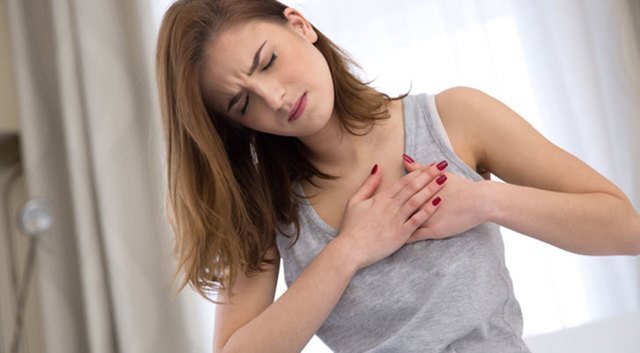 Первая помощь при сердечном приступе: признаки у женщин, что делать в домашних условиях