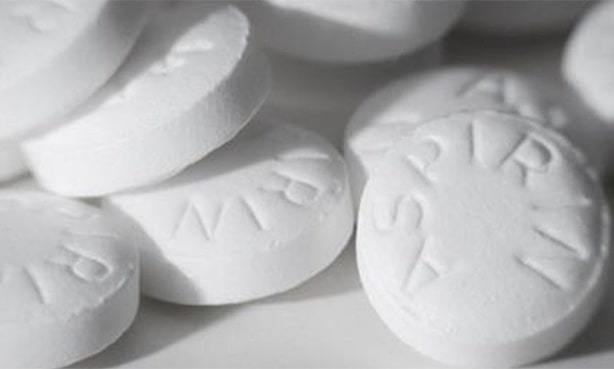 Можно ли принимать аспирин при гипертонии: он повышает или понижает давление?
